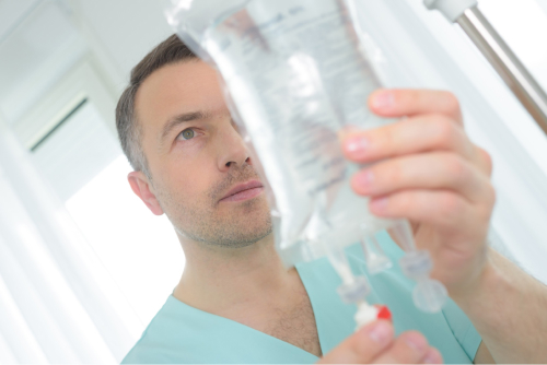 Врач готовит капельницу